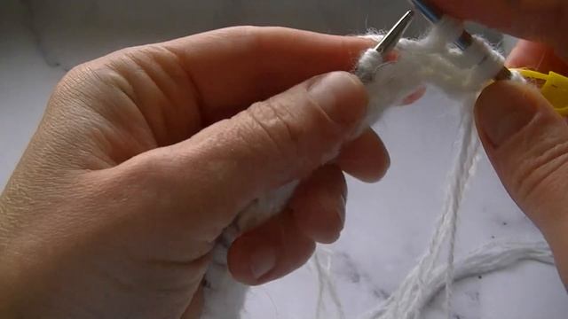 ВЯЖЕМ ШАПКУ САМЫМ ПОПУЛЯРНЫМ ДВУСТОРОННИМ УЗОРОМ. ШАПКА УЗОРОМ РЕЗИНКА ПАТРОНТАШ ИЗ ПРЯЖИ ПУХ НОРКИ смотреть онлайн
