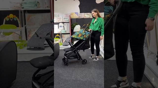 — легкая и компактная прогулочная коляска, которая складывается автоматически — смотреть онлайн