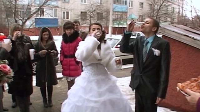 Встреча молодых с караваем на зимней свадьбе смотреть онлайн