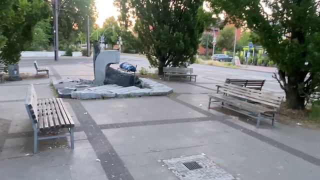 Германия. Люди спят на скамейках. смотреть онлайн