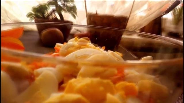 Очень вкусный салат с корейской морковкой, грибами и яйцами на Новый Год. Новогодние салаты 2017 смотреть онлайн