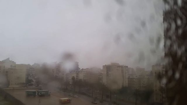 Как из нашего окна в гости ломится зима. А за окном апрель. смотреть онлайн