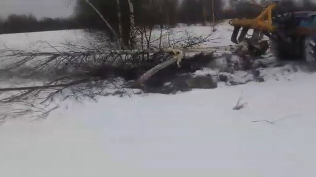 Очистка поля от деревьев и мелколесья трактором с корчевателем зимой смотреть онлайн
