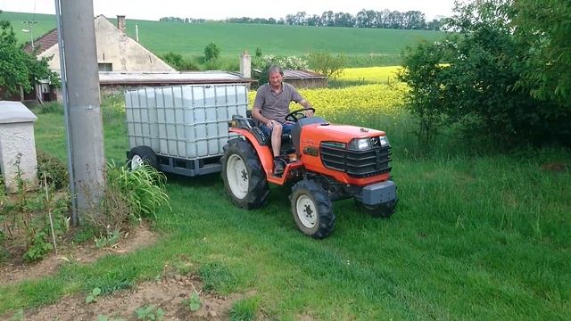 Kubota GB200 , přeprava 2000 litrů vody. смотреть онлайн