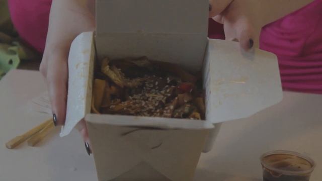 #1 ЛАПШИЧНАЯ С МАЛЕНЬКИМ ЦВЕТКОМ В БОЛЬШОМ ОКНЕ