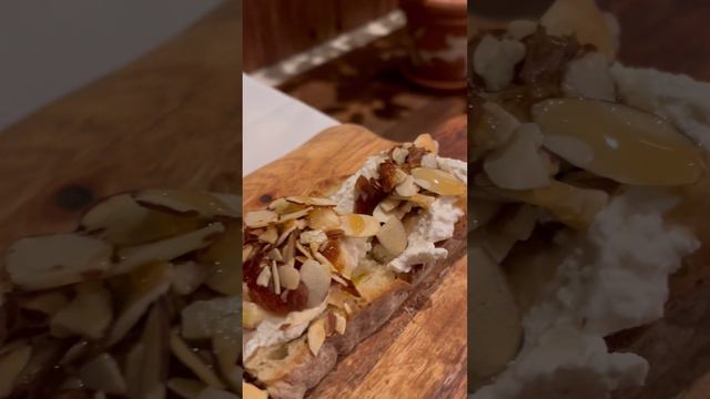 CRUSTY CROSTINI FICHI E RICOTTA смотреть онлайн