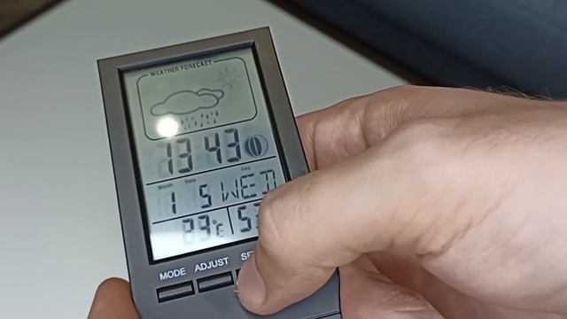 Термометр + гигрометр + барометр + метеостанция + часы в одном Hama th-100. смотреть онлайн