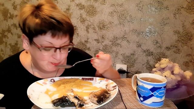 мукбанг/гороховая каша и сельдь копчёная/увы,омары надоели/обжор и разговоры на камеру/Mukbang смотреть онлайн