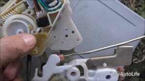 Ремонт замка двери на авто Geely CK. Трещит центральный замок. Замена электропривода замка
