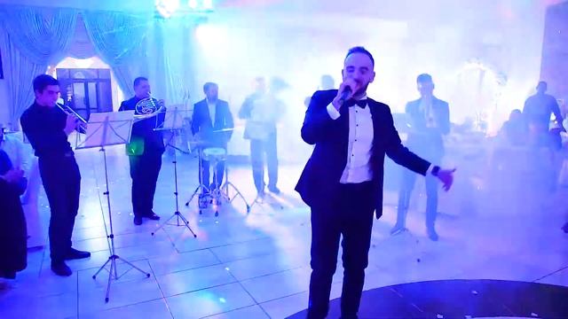 ОЧЕНЬ КРУТО! ?? Ведущий Андрей поет под целый АРКЕСТР! смотреть онлайн