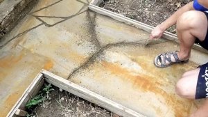 Как сделать простой рисунок при заливки дорожки в саду .