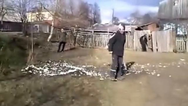 Вот что бывает при несоблюдении инструкций к монтажной пене. смотреть онлайн