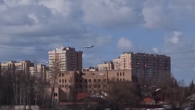 Посадка самолета в Шереметьево Москва рейс Сочи-Москва Airbus А321 вид с парка Новые Водники смотреть онлайн