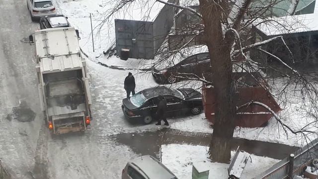 Парковка во дворе. смотреть онлайн