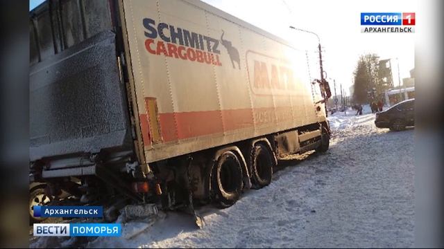 Сегодня днем грузовик снес уличный фонарь в центре Архангельска смотреть онлайн