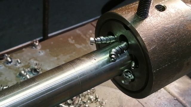 Токарная работа, болт, резьба М27, приспособление для нарезки резьбы. смотреть онлайн