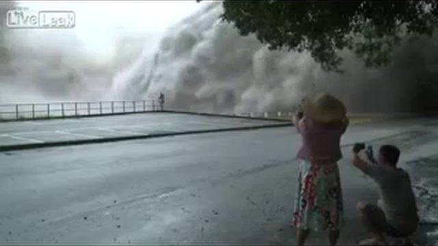 Ужасающая сила воды. Поражает смотреть онлайн