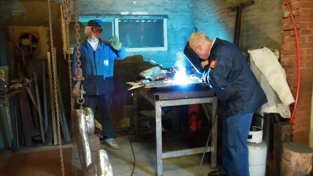 Egbert J. Bos creates a metal welding sculpture: Our Time смотреть онлайн