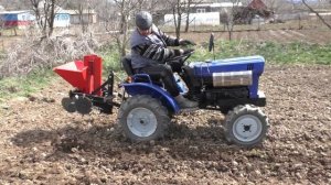 Посадка картофеля минитрактором ISEKI с сажалкой.