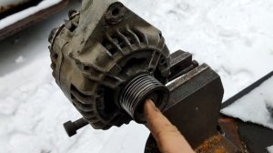 Меняю подшипники генератора, добавляю смазку. Как, чего.