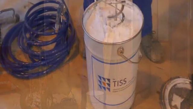 Перемешивание покрытия TISS Universal с помощью дрели