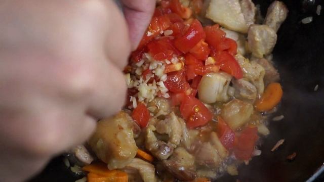 Тушеная СВИНИНА с овощами на УЖИН или ОБЕД. Часто это блюдо называют ЖАРКОЕ. смотреть онлайн