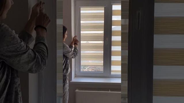 Кассетные шторы день ночь для деткой комнаты #жалюзи #рулонныешторы #деньночь #зебра смотреть онлайн