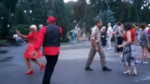 ПОЙ МОЯ ГИТАРА СТРУНАМИ ДУШИ! ТАНЦЫ В ПАРКЕ ГОРЬКОГО ХАРЬКОВ.mp4