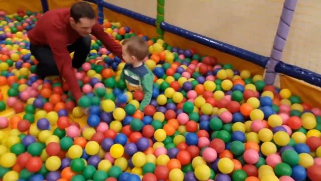 We play together/ Развлекательные игры с шариками, горками, кубиками. смотреть онлайн