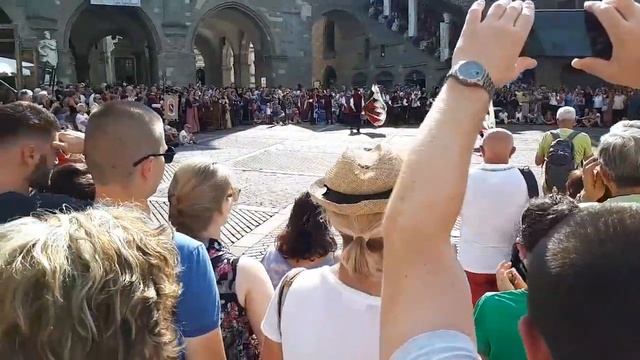 Италия. Бергамо. И итальянский супермаркет. смотреть онлайн