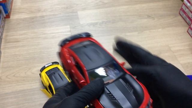 Игрушки, железные машинки, светятся фары. смотреть онлайн