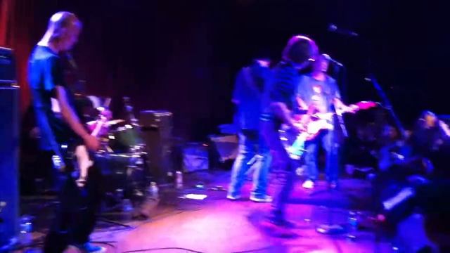 A-Bones & Cyril Jordan of The Flamin Groovies Shake some action смотреть онлайн