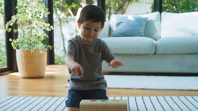 Забивалки и блок для сортировки фигур | Plan Toys смотреть онлайн