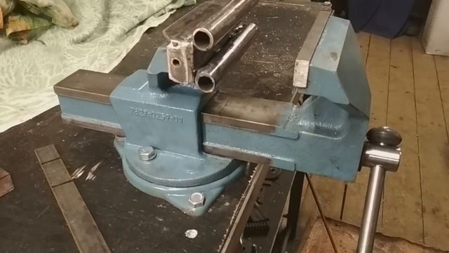 Гибочное приспособление для слесарных тисков, своими рукамиBending / fixture for bench screw смотреть онлайн