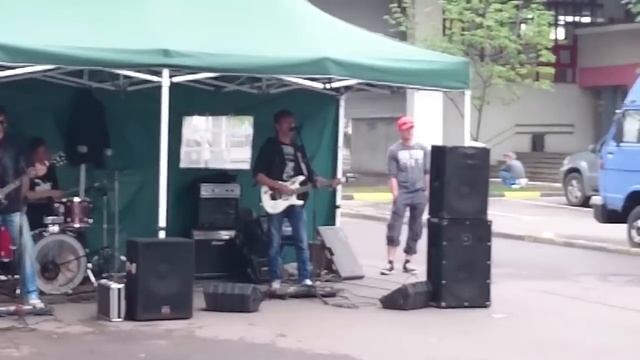 Музыканты на улице просто офигенно поют песни Цоя смотреть онлайн