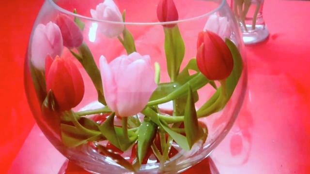 КОМПОЗИЦИЯ ИЗ ЦВЕТОВ В СТЕКЛЯННОЙ ВАЗЕ ,ТЮЛЬПАНЫ.tulips in vases 郁金香在花瓶 смотреть онлайн