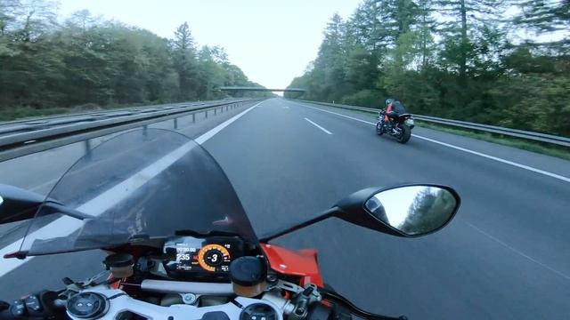 BMW M1000RR Vs DUCATI PANIGALE V4 - AUTOBAHN
