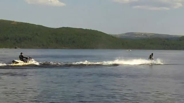 Ура-Губа снегоходы на воде и флайборд.Snowmobiling on the water and flayboard смотреть онлайн