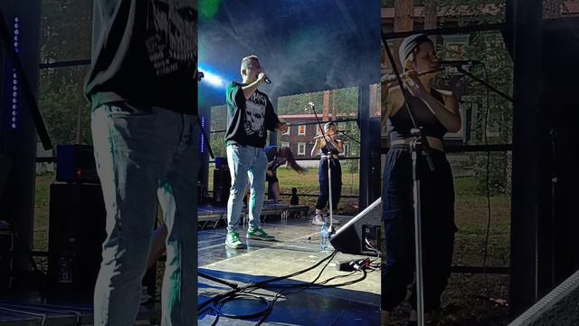 Выступаю с группой 