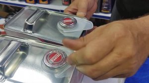 Продавец масла показал как отличить оригинальное моторные и ATF масла Toyota от подделки