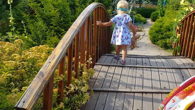 София гуляет в парке. смотреть онлайн