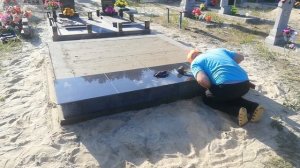 Укладка керамогранитной плитки на кладбище