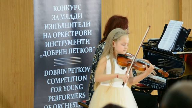 ""Песенна сюита""- муз.Вели Чаушев ,изп. Диана Чаушева ( 8 г.) смотреть онлайн