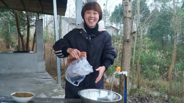 快過年了秋妹弄肥腸魚，肥腸香糯魚肉鮮嫩，大口嗦太快樂了！【颜美食】 смотреть онлайн