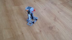 Мой двуногий шагающий робот из Lego Technic.