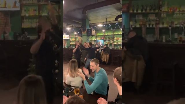 Танцы на день рождения (BREWSTER PUB) смотреть онлайн