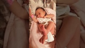 Малышка какает громко в памперс)) первая неделя дома