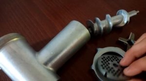 НИКОГДА НЕ СТАВЬТЕ НОЖ МЯСОРУБКИ ЭТОЙ СТОРОНОЙ, ИНАЧЕ ........