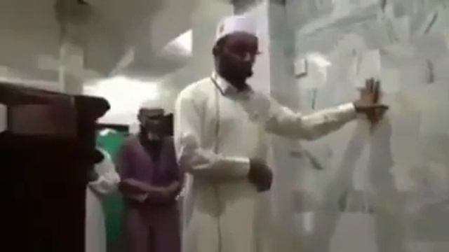 Индонезия,о.Бали Имам мечети во время намаза Ишаа. Землетрясение 7 баллов по 12 бальной шкале. смотреть онлайн