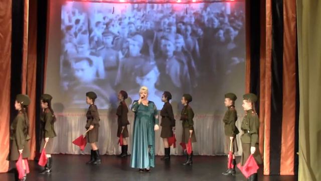 Дуркина Галина и танцевальный коллектив "Радуга" - Ах какая была весна смотреть онлайн